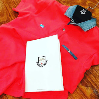 Short-sleeved shirt with a denim collar.